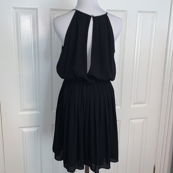 The perfect little black dress 🖤 - Picture 4 of 4